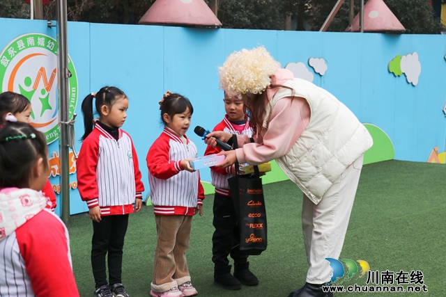 叙永县叙永镇南城幼儿园开展2023年秋期“防拐骗”安全教育(图2) 情景模拟1(陈聪蓉).jpg