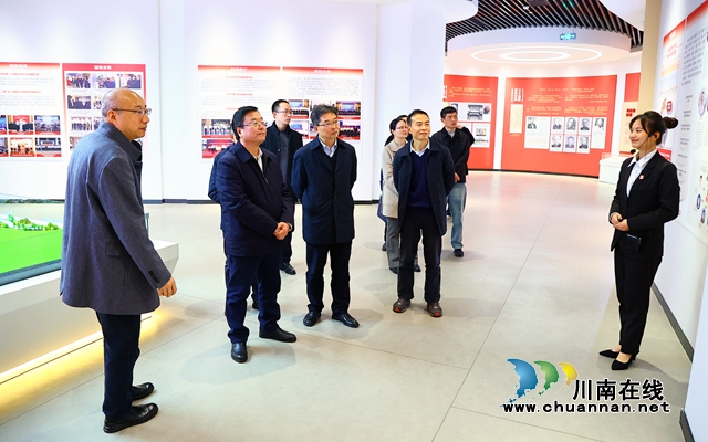 王孝谦到泸州调研民建高校基层组织建设(图1) 参观校史馆.jpg