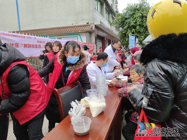 民心守护丨“粥到邻里情 益起过腊八”——泸县天兴镇开展街头便民志愿服务活动(图4) IMG_20240117_084442.jpg