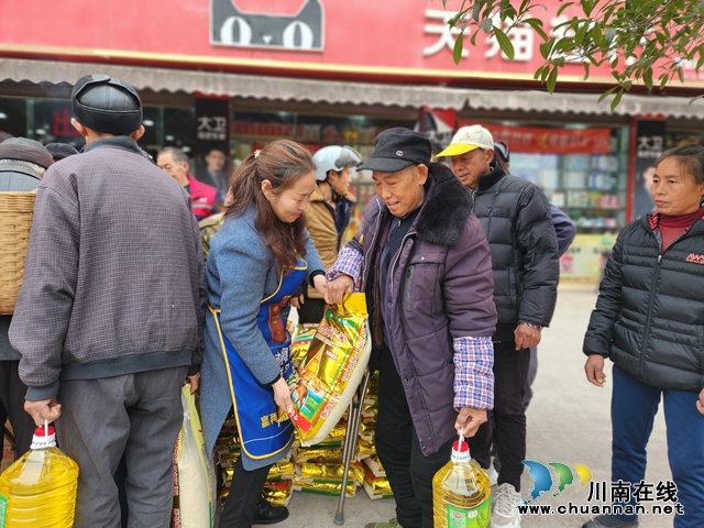情系乡里|泸县立石镇爱心超市为困难群众发放春节物资(图1) 20240117_093820.jpg