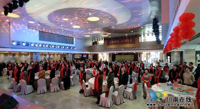 团结奋进新征程 同心筑梦向未来|民建泸州市市属支部与企业委联合举办迎新春联欢活动(图1) 高唱国歌.jpg