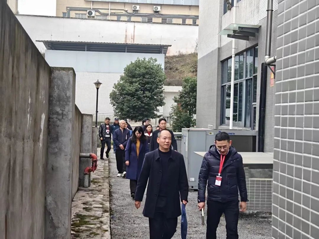 泸州市安委会第一巡视组领导到合江县中医医院督查安全工作(图3) 查3.jpg