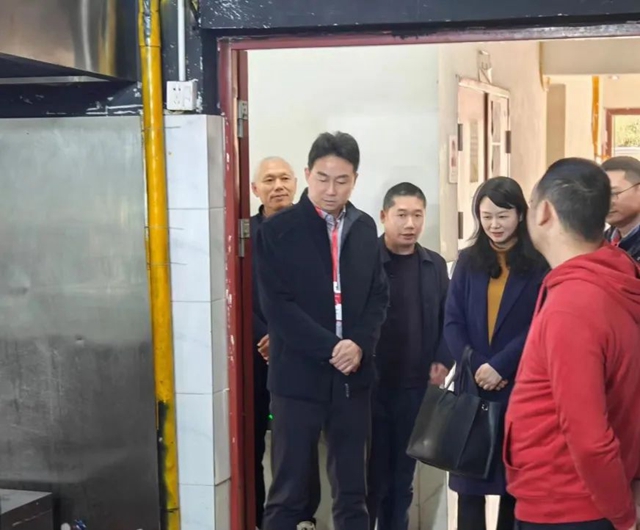 泸州市安委会第一巡视组领导到合江县中医医院督查安全工作(图2) 查2.jpg