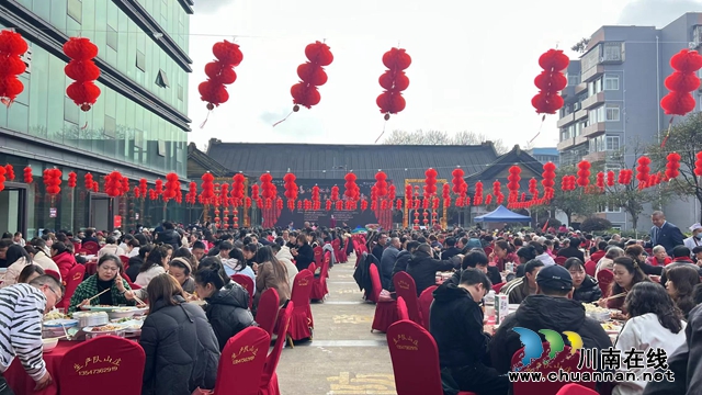 欢聚一堂!江阳区北城街道庆腊八,千人同吃“坝坝宴”(图1) 10605_1705572085_hd.jpeg