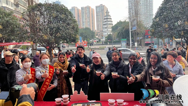 欢聚一堂!江阳区北城街道庆腊八,千人同吃“坝坝宴”(图2) 10607_1705572090_hd.jpeg