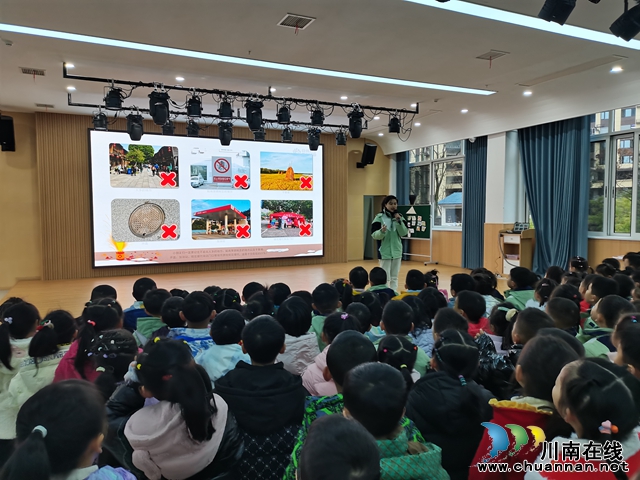 叙永县鱼凫公园幼儿园开展“放爆竹，要小心”安全主题教育 (1).jpg