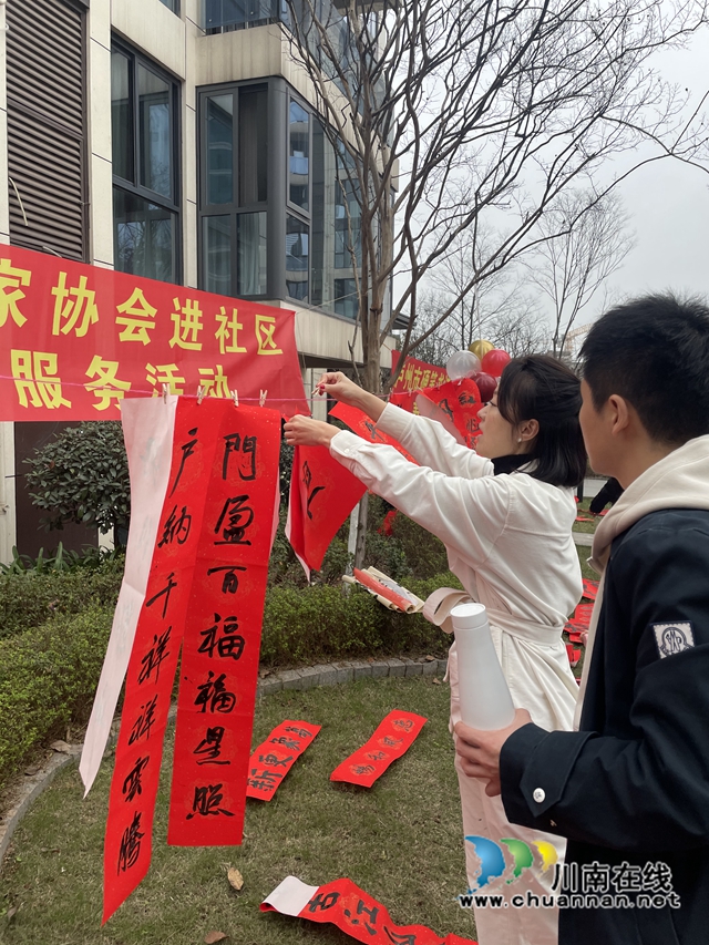群众粘贴春联.jpg