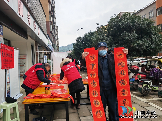 居民喜领春联（曾佐然摄）.jpg
