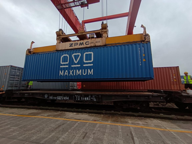 新年泸州中欧班列第一列汽车专列发出