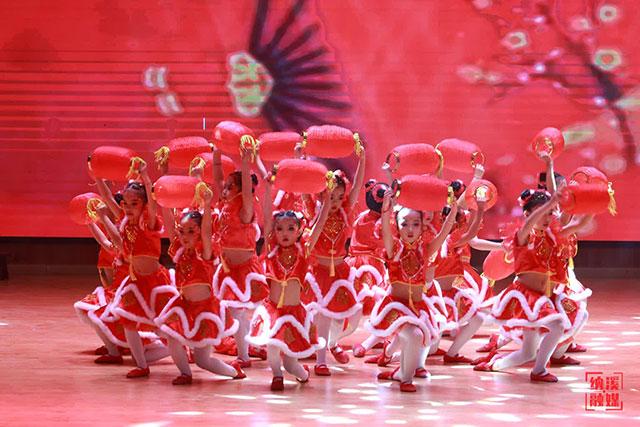 纳溪首届少儿春晚点燃少年儿童舞台梦想(图2) 2.jpg