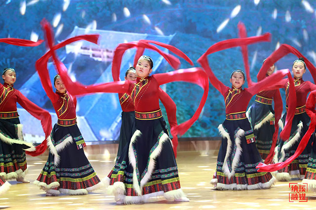 纳溪首届少儿春晚点燃少年儿童舞台梦想(图4) 4.jpg