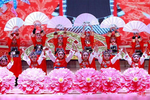 纳溪首届少儿春晚点燃少年儿童舞台梦想(图5) 5.jpg