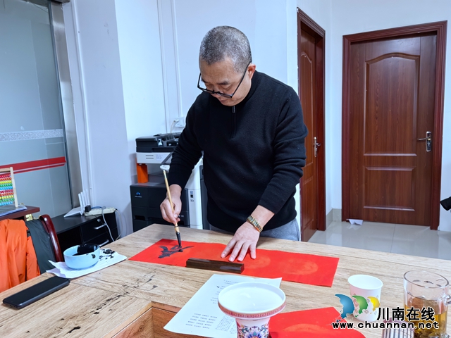 天兴镇志城村:书法名家现场挥毫,村民收到浓浓祝福(图3) 微信图片_20240129151459.jpg