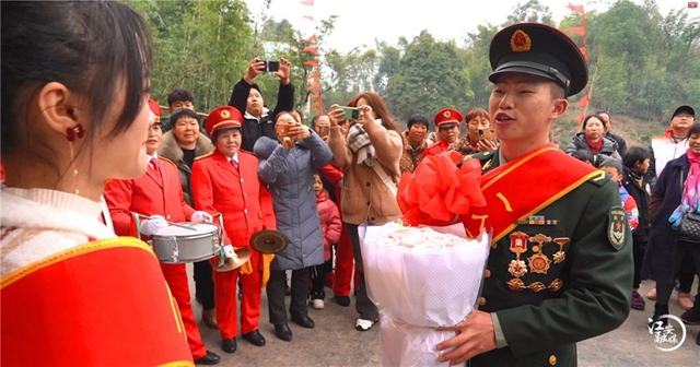 喜报送到宜宾！他在现场求婚！