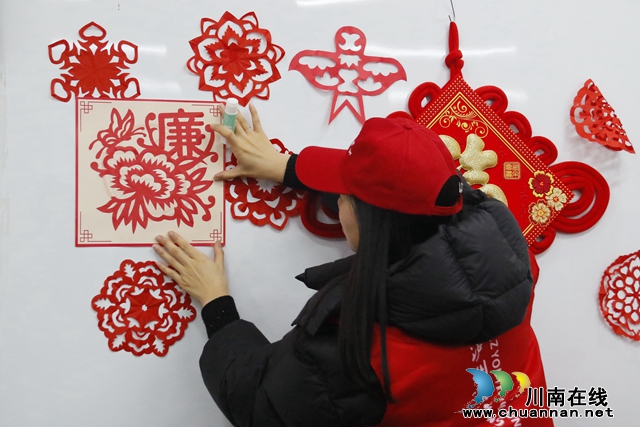 龙马潭区小市街道合道街社区:剪纸话廉洁 巧手颂清风(图2) c19c64d0f7fc0cfe73940c0269d0a8d.jpg