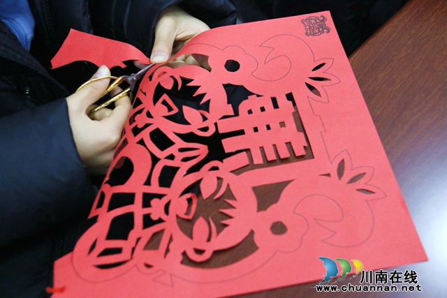 龙马潭区小市街道合道街社区:剪纸话廉洁 巧手颂清风(图3) e427b5f4f09f78cb02b874b26181691.jpg