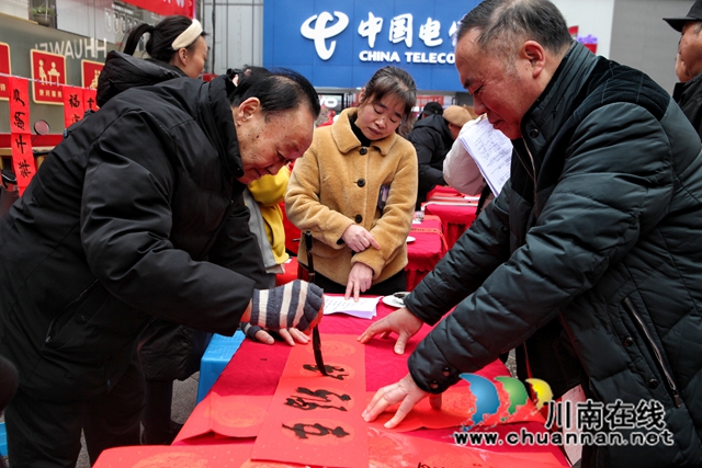 翰墨飘香 迎春送福|泸州市老年大学开展“迎新春•送祝福”志愿活动(图2) ed87a7a2c7b66f1c43eef1cef662b6d.jpg