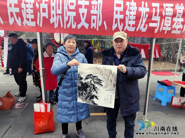 年画春联送祝福 文化下乡暖民心│民建龙马潭区基层委员会开展“三下乡”活动(图2) 送年画.jpg