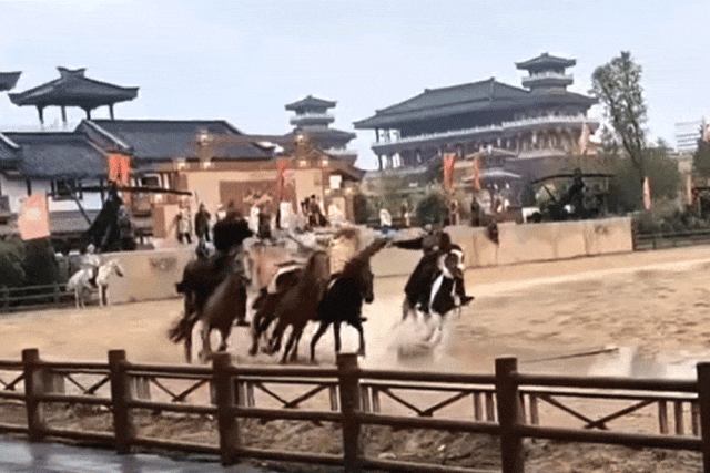 山海经主题灯会+铁花秀+精彩演出!泸州这个春节灯会太精彩了(图3) 640 (1).gif