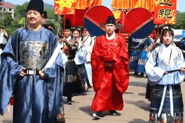 山海经主题灯会+铁花秀+精彩演出!泸州这个春节灯会太精彩了(图6) 640 (4).gif