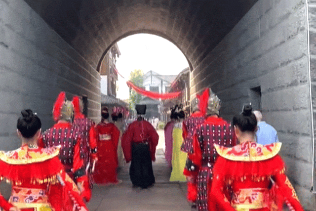 山海经主题灯会+铁花秀+精彩演出!泸州这个春节灯会太精彩了(图7) 640 (5).gif