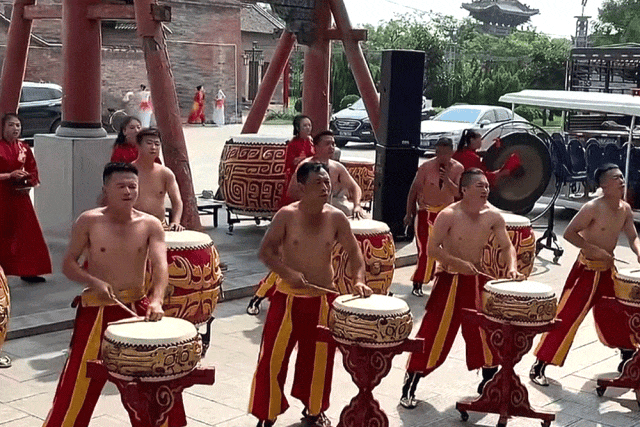 山海经主题灯会+铁花秀+精彩演出!泸州这个春节灯会太精彩了(图13) 640 (11).gif