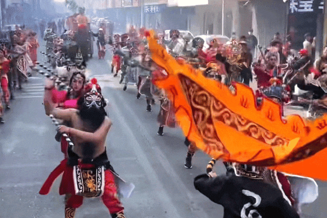 山海经主题灯会+铁花秀+精彩演出!泸州这个春节灯会太精彩了(图12) 640 (10).gif