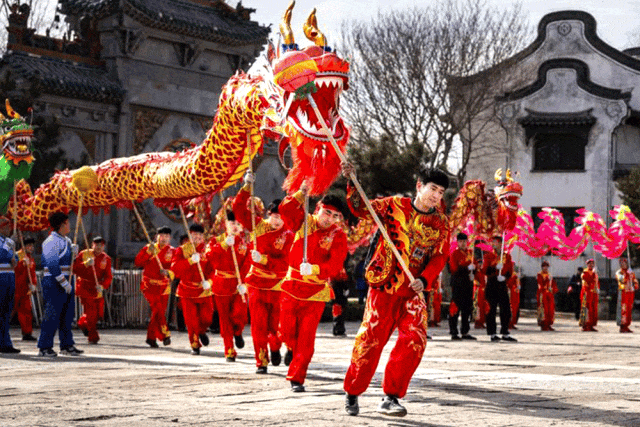山海经主题灯会+铁花秀+精彩演出!泸州这个春节灯会太精彩了(图15) 640 (13).gif