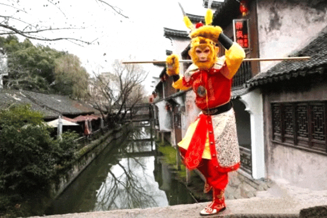 山海经主题灯会+铁花秀+精彩演出!泸州这个春节灯会太精彩了(图17) 640 (15).gif