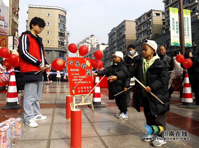 玩耍“欢乐投壶”游戏。王超明 摄 (1).jpg