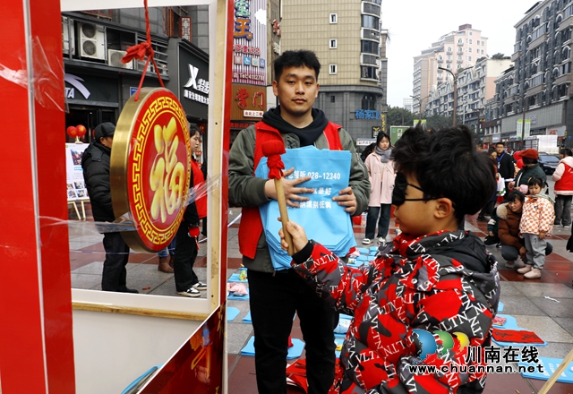 敲响幸福锣游戏。王超明 摄 (1).jpg