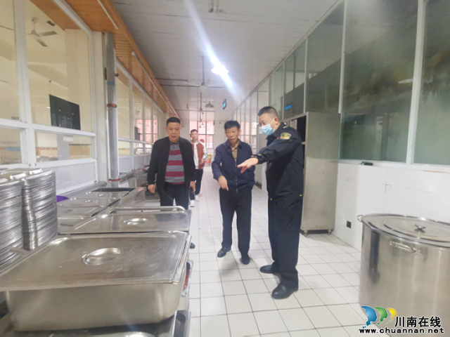 打造放心“年夜饭”|龙马潭区市场监管局开展专项整治行动(图1) 1706934599767.jpg