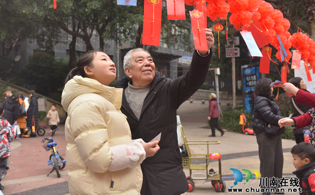 党建引领聚合力 住户调查迎新春(图2) 群众参加猜谜活动.png