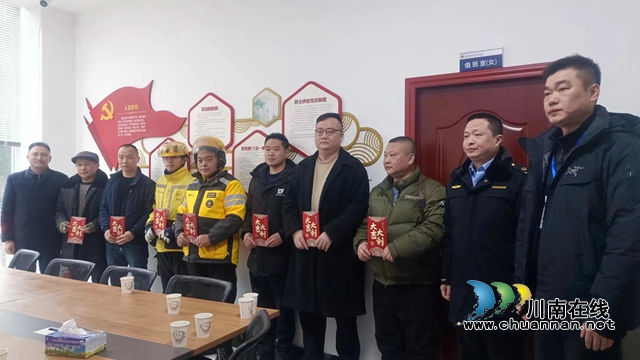 2.泸州市市场监督管理局党组副书记、副局长郑盛文带队慰问龙马潭区非公企业困难党员及外卖骑手困难人员.JPG