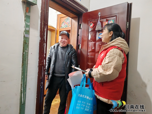 龙马潭区小市街道下大街社区: 新时代文明实践站Ι新年画礼包 春暖农民工(图1) 2.jpg