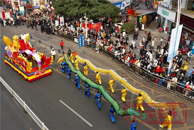 坐公交看民俗花车巡游，感受烟火泸州闹热年！