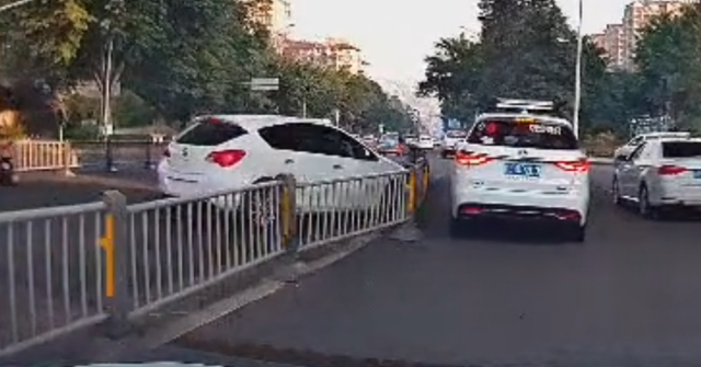 泸州城南大道撞倒护栏的无牌车，已查获！