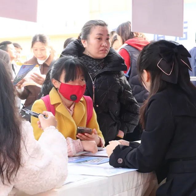上万岗位大派送丨泸州“春风行动”专场招聘会现场火爆!(图6) 6.jpg