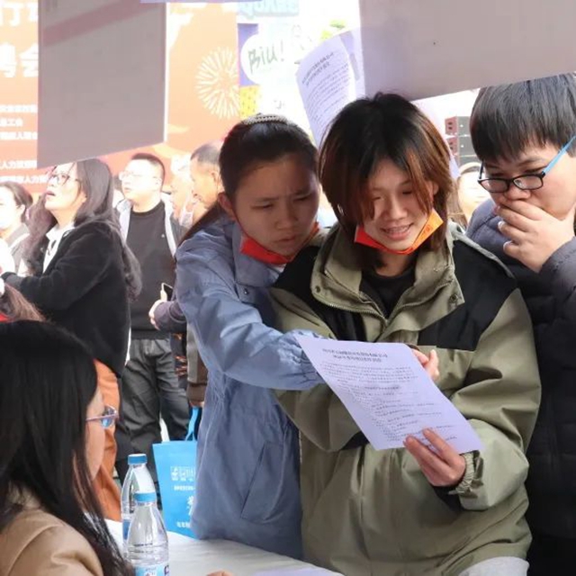 上万岗位大派送丨泸州“春风行动”专场招聘会现场火爆!(图7) 7.jpg