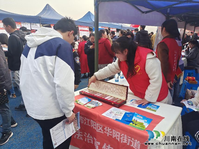 江阳区华阳街道开展禁种铲毒“进万家”宣传活动(图1) 向群众发放宣传资料.png