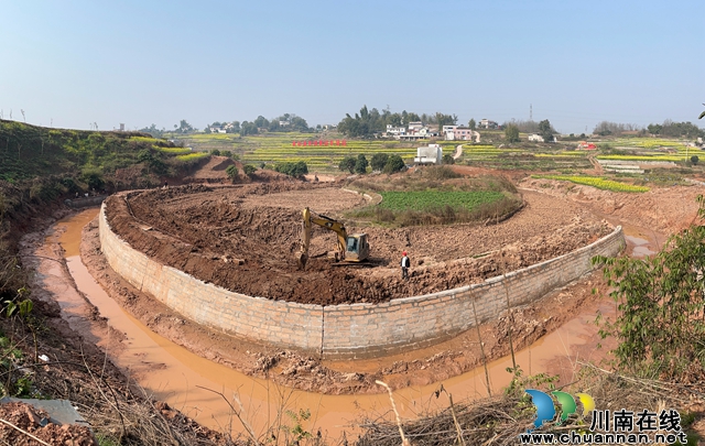 龙马潭:水稻将“进”高标田 撸起袖子加油干(图1) 高标准农田项目施工现场.jpg