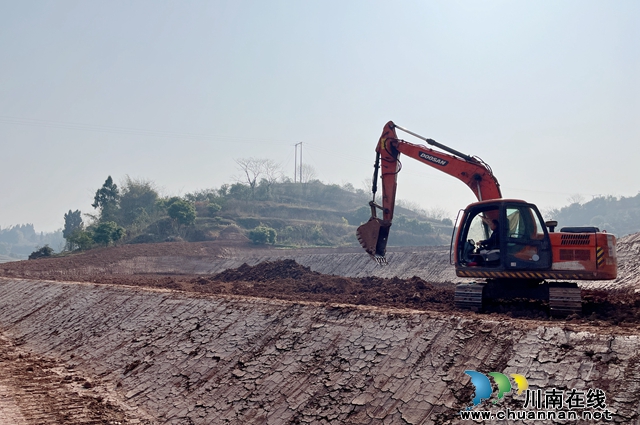 龙马潭:水稻将“进”高标田 撸起袖子加油干(图2) 机器正在作业.jpg