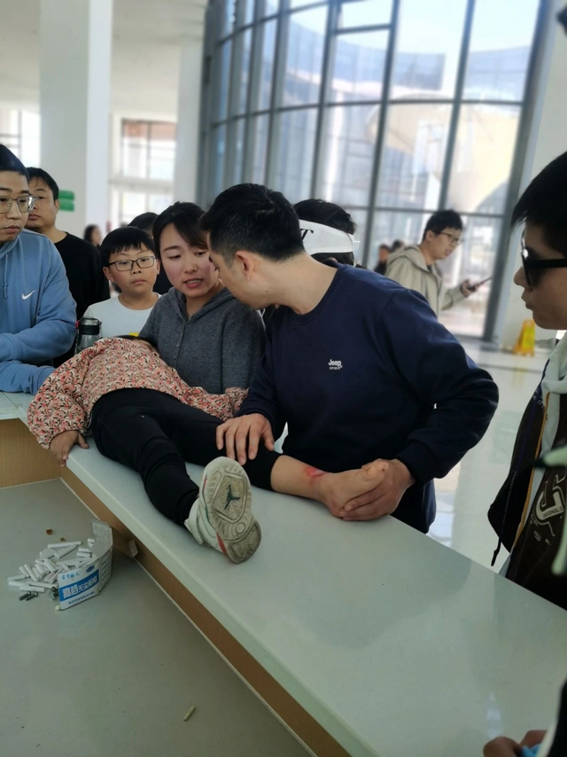 西昌冕宁服务区发出“SOS”，“泸州医护”上演教科书式救援！