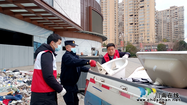 泸县综合行政执法局:“城管进社区”助力基层治理(图1) 县综合行政执法局:“城管进社区”助力基层治理 (1).jpg