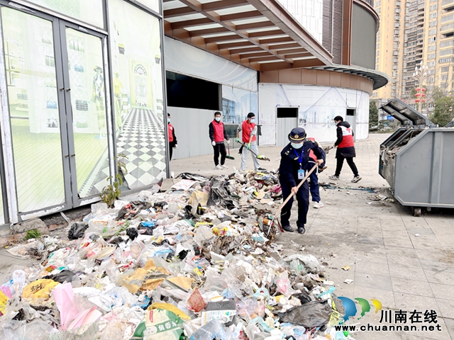 泸县综合行政执法局:“城管进社区”助力基层治理(图2) 县综合行政执法局:“城管进社区”助力基层治理 (2).jpg