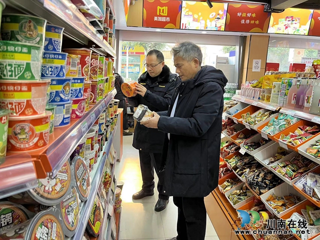 泸县云龙镇开展春节期间食品安全大检查(图1) cdfd9828215bd240d2e36f7b8fd9b14.jpg