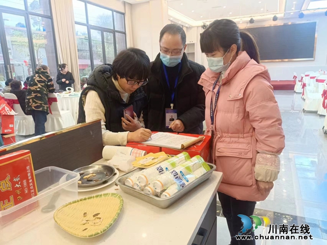 泸县云龙镇开展春节期间食品安全大检查(图2) e5c785dfb05cb764dddfbfd6edaa298.jpg