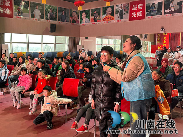 醉喜江阳年 春节天天乐┃听“康乐小记者”分享精彩故事(图5) 现场互动,小记者们猜灯谜.jpg