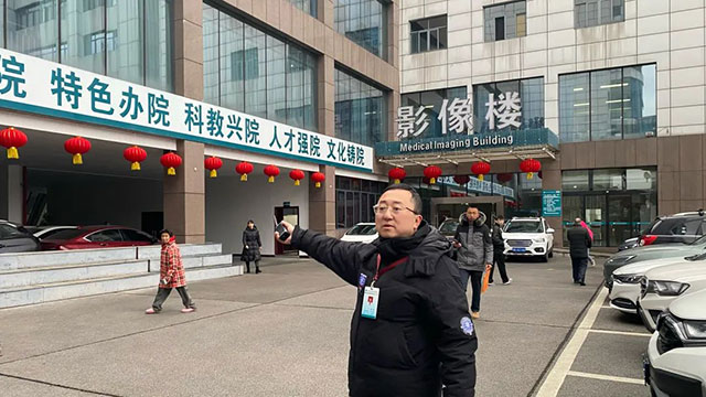 【扩散】“公主请下车!”高峰看病,1米8的小哥哥已就位(图3) 3.jpg