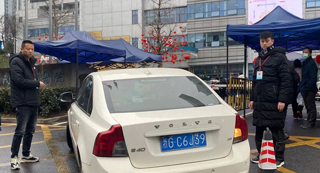 【扩散】“公主请下车!”高峰看病,1米8的小哥哥已就位(图4) 4.jpg